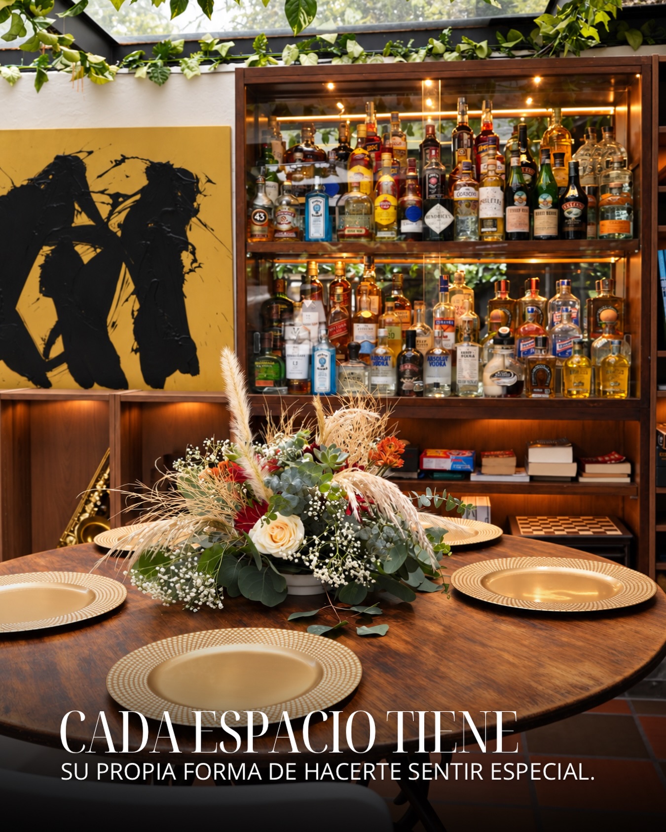 Publicación de La Colina: una mesa preparada con flores frente al bar del hotel