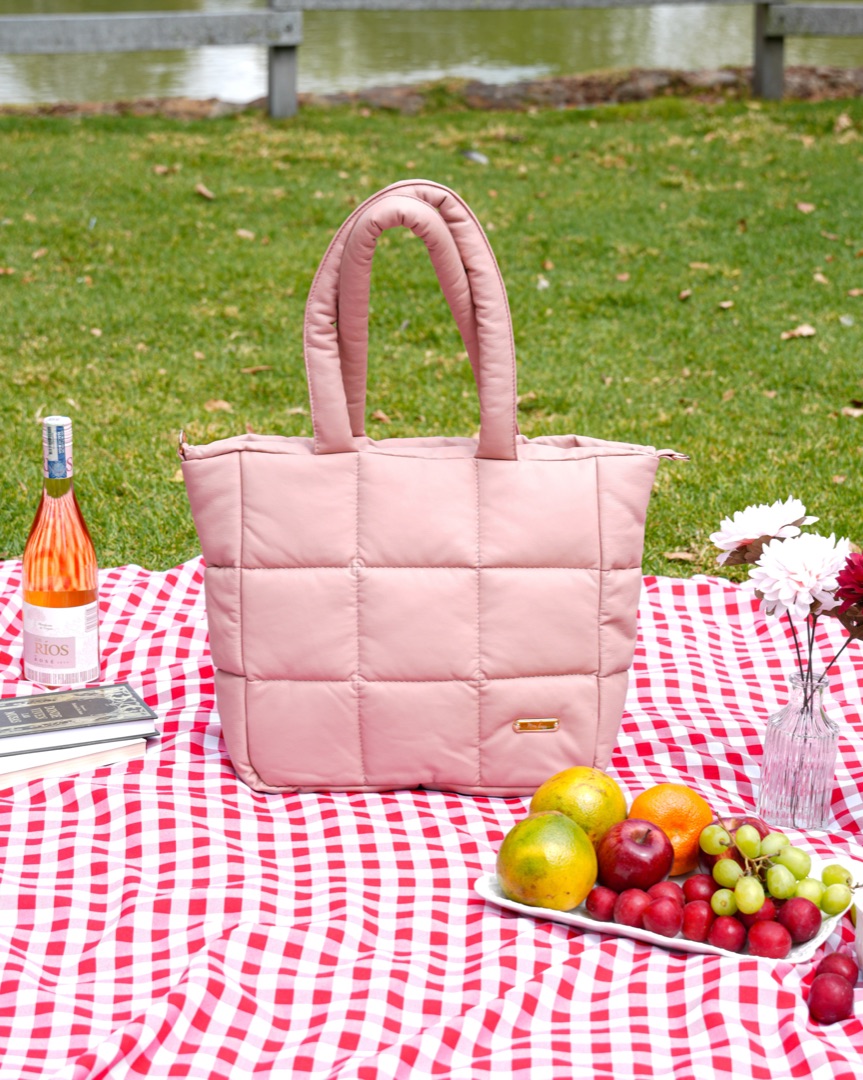 Publicación de Mega Bolsos: bolso rosa sobre un mantel de picnic